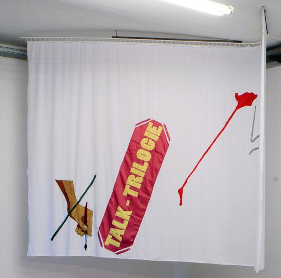 Georg Frauenschuh „Selbsständiges Bühnenelement (TT)“, 2013, Textilien & Garne, 228 x 362 cm, Installationsansicht Kunstraum am Schauplatz, Foto © Lukas Dostal